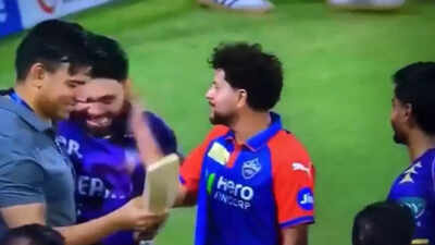 Kuldeep-Yadavs-friendly-slap-to-Rinku-Singh-Screengrab.jpg