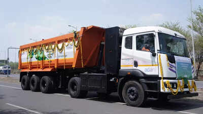 Adani-flags-off-Indias-first-Hydrogen-run-truck-.jpg