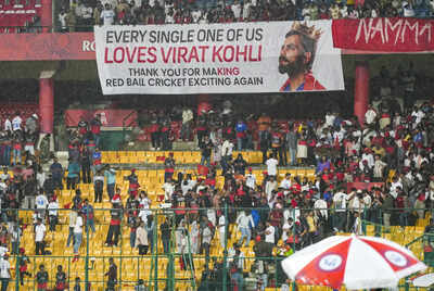 Bengaluru-Fans-of-Royal-Challengers-Bengalurus-Virat-Kohli-holds-a-large-banne-.jpg
