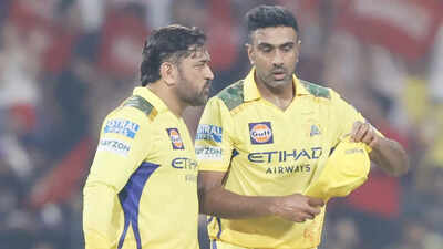 Dhoni-Ashwin-0105-BCCI.jpg