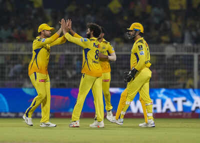 Kolkata-Chennai-Super-Kings-Ravindra-Jadeja-celebrates-with-teammates-after-ta-.jpg