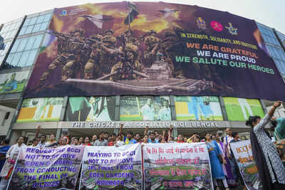 Kolkata-Cricket-lovers-raise-slogans-as-they-gather-in-front-of-the-Eden-Garden-.jpg