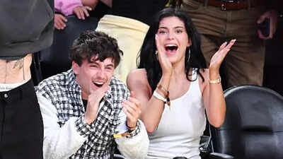 Kylie-Jenner-Timothe-Chalamet-at-basketball-game.jpg