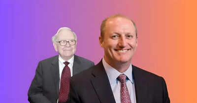 Warren-Buffett-Left-Greg-Abel-Right.jpg