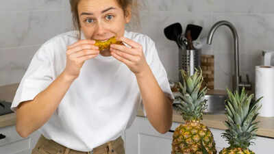6-types-of-people-who-should-avoid-eating-pineapples-hidden-health-dangers-for-blood-sugar-digestion.jpeg