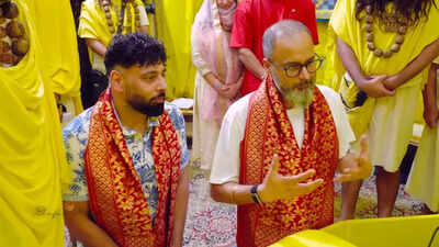 badshah-visits-premanand-maharaj.jpg