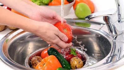 stop-these-7-common-mistakes-when-cleaning-fruits-and-vegetables.jpg