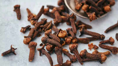 how-eating-a-single-clove-daily-can-improve-heart-health-and-manage-cholesterol-naturally.jpg