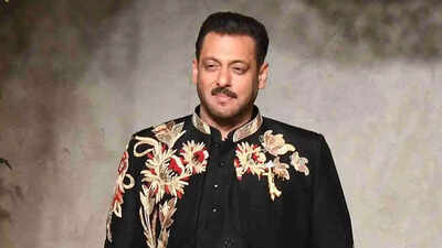 salman-khan-wearing-t-gold-sword-brooch-by-jewels-by-queenie-2-1.jpg