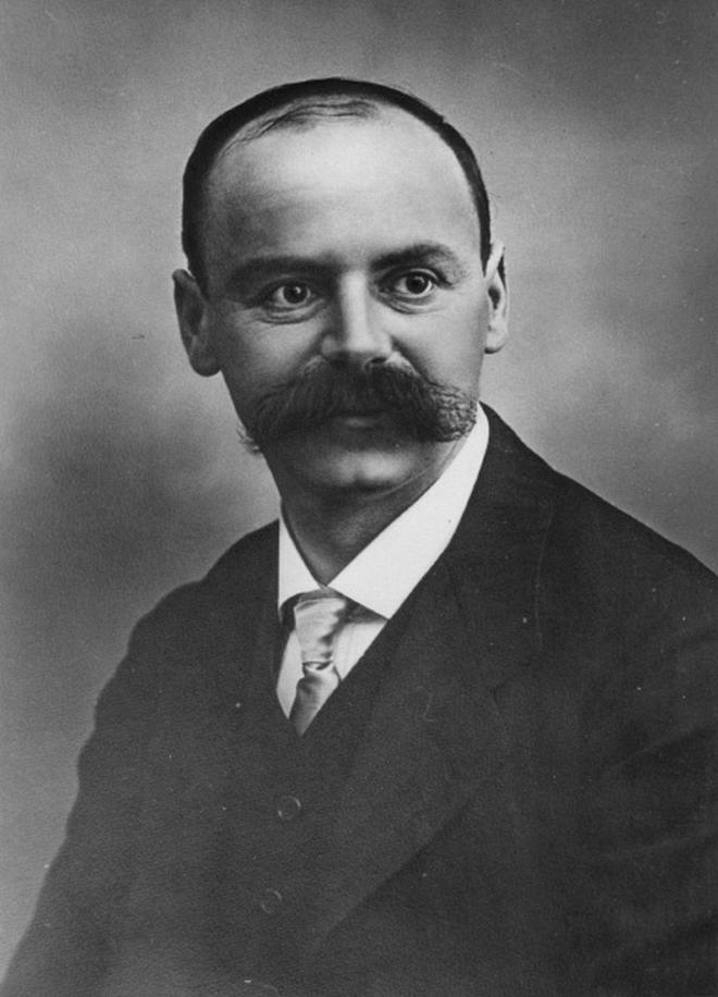 Karl_schwarzschild.portrait.jpg