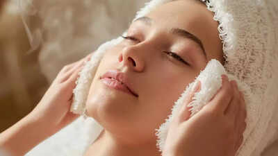 say-goodbye-to-dull-skin-how-steaming-face-cloths-open-pores-naturally-and-refresh-your-glow.jpg