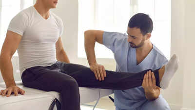 scientists-discover-a-gentle-knee-pain-therapy-that-could-replace-surgery-low-dose-radiation-offers.jpeg