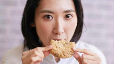 why-your-brain-loves-crunchy-snacks-more-than-soft-foods-and-how-sound-shapes-your-cravings.jpg