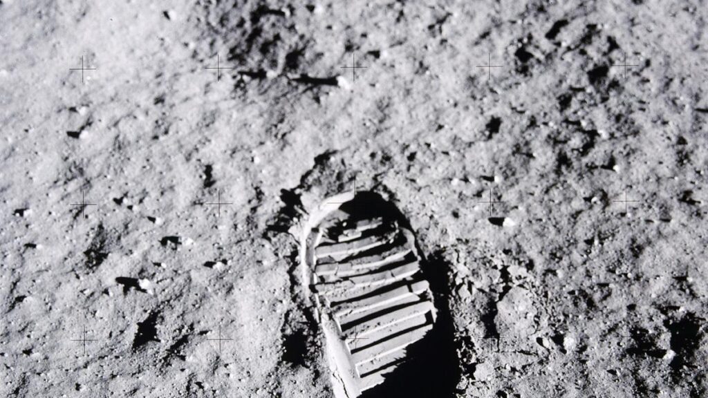 Buzz_Aldrins_bootprint_on_the_Moon_AS11-40-5877.jpg