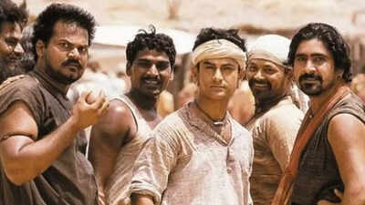 akhilendra-mishra-with-aamir-khan-in-lagaan.jpg