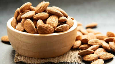 almonds-in-the-winter-diet-health-benefits-possible-side-effects-who-should-avoid-them-and-the-right.jpeg