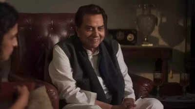 dharmendra_ikkis_1767250032253_1767250032467.jpg