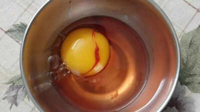 ever-cracked-an-egg-with-a-red-egg-white-heres-what-it-means-and-how-to-spot-unsafe-eggs.jpg