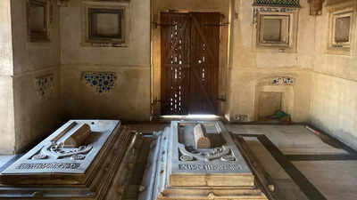graves-of-jamali-and-kamali-credit-sameer-seshadri.jpg