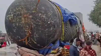 worlds-largest-shivling-arrives-in-bihar-after-a-2500-km-journey-set-for-installation-at-virat-ramay.jpeg