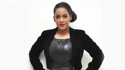 mumaith-khan_147004171820-1.jpg