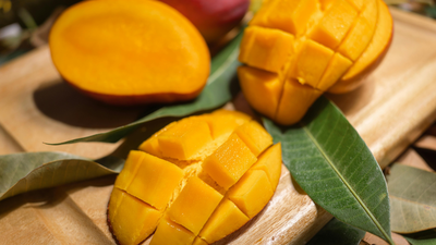 how-to-protect-mangoes-at-home-using-paper-bags-without-sprays-or-harmful-chemicals.jpg