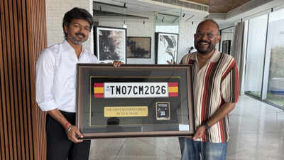 goat-director-venkat-prabhu-gifts-cm-vijay-the-iconic-tn07-cm-2026-number-plate.jpg