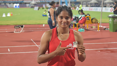 g-sindhushree-holding-a-passport-size-photograph-of-her-father-photo-credit-deccan-herald.jpg