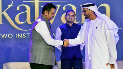 maharashtra-chief-minister-devendra-fadnavis-with-hesham-abdulla-qassim-al-qassim-ani.jpg
