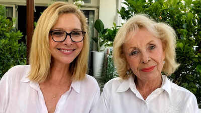 friends-star-lisa-kudrow-recalls-eerie-moments-after-her-mother-nedra-sterns-death-says-she-believes.jpeg