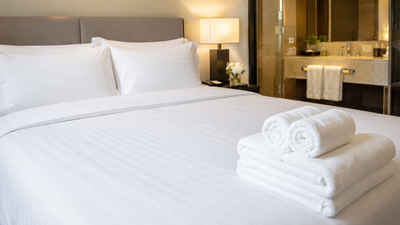 hotels-use-white-bedsheets-and-towels-even-though-they-show-every-stain-and-the-reason-is-surprising.png