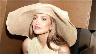 jennifer-lopez-and-her-hat.jpg