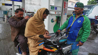 pakistan-to-revise-fuel-prices-daily.jpg