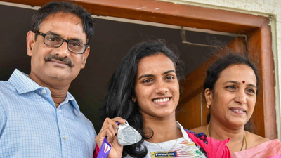 pusarala-v-sindhu-with-her-parents-photo-credit-sportstarthehinducom.jpg