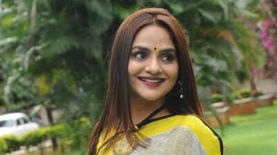 veteran-actress-madhoo-reveals-elder-daughter-will-tie-the-knot-soon-says-she-is-in-la-la-land-ahead.jpeg